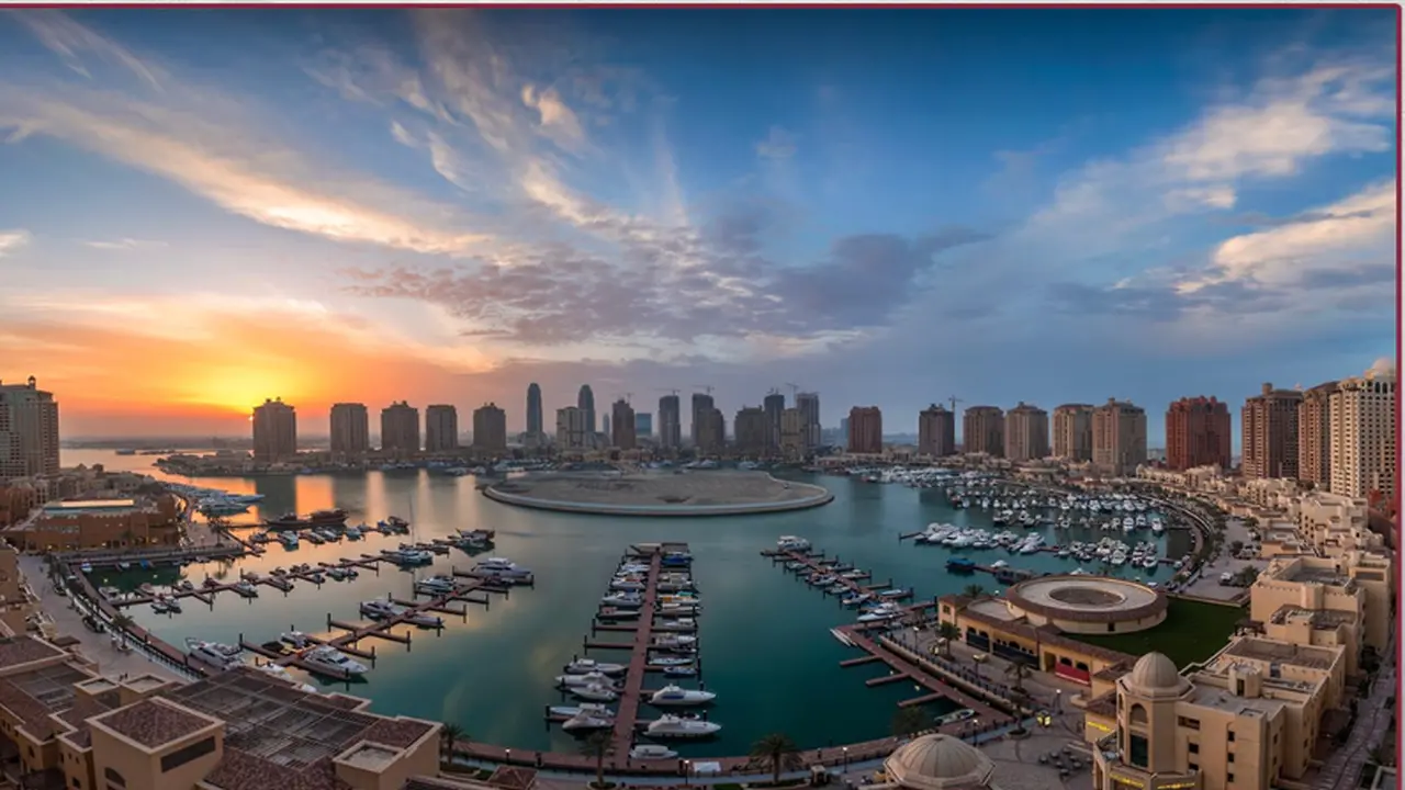 تحذيرات الأرصاد.. ضباب كثيف يغطي السواحل القطرية مع انتشار غبار عالق في عرض البحر